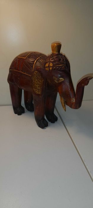 Słoń drewniany ręcznie wykonany .
