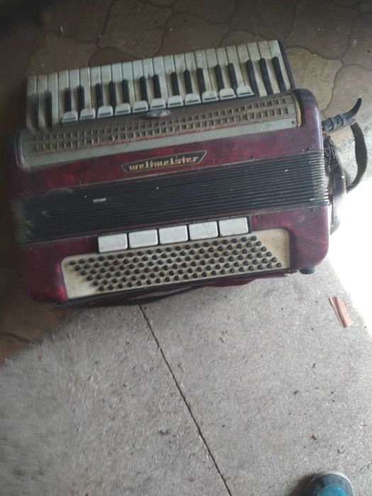 Akordeon Weltmeister Saphir 41/120/IV/11/5 Si włoskie głosy czerwona