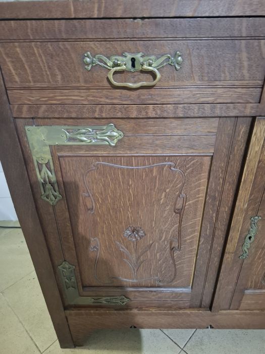 Móvel de madeira castanho