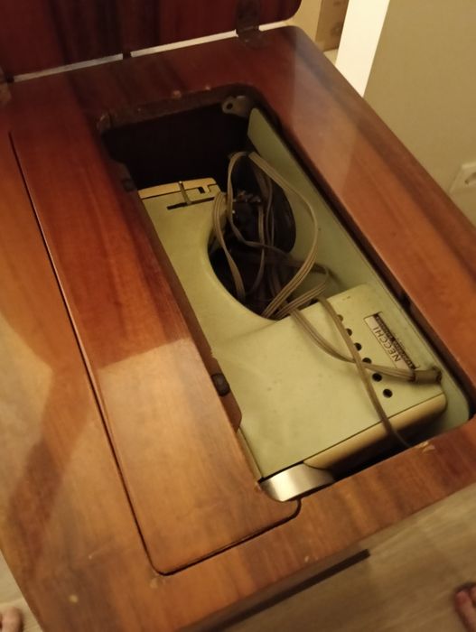 Máquina de costura e de bordar Necchi Supernova automática