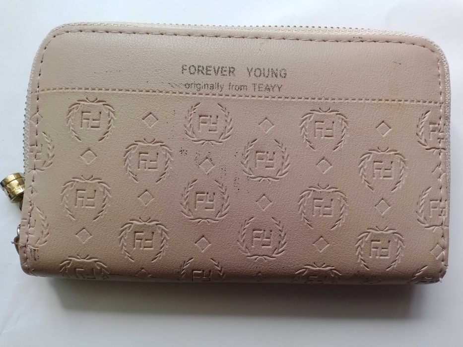 Клатч на молнии кожзам.
Цвет: серый.
Размеры: 18 х 10 х 2 см.