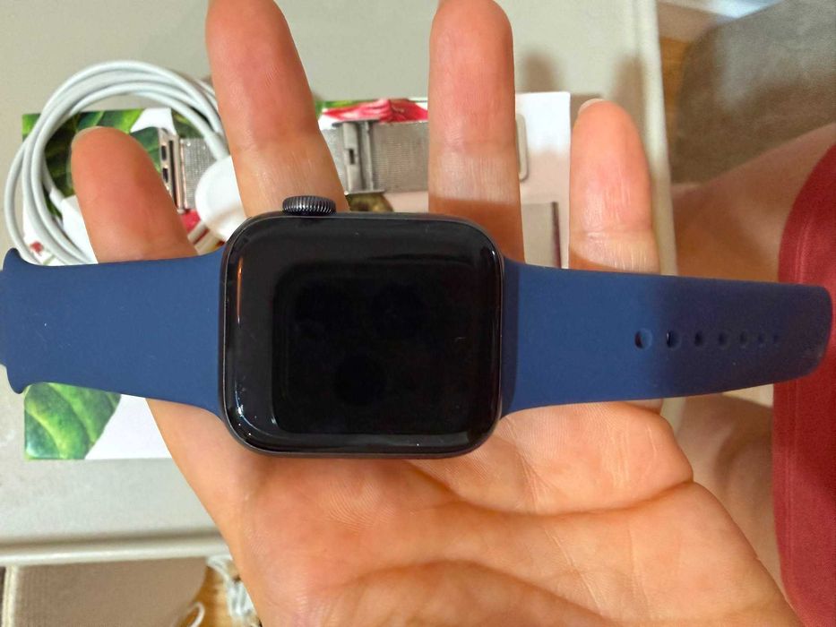 Apple Watch Series 6 40mm GPS Space Gray + 2 Braceletes e Carregador