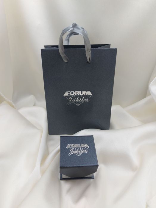 Złoty pierścionek ' Vintage ' z szafirem i diamentami.