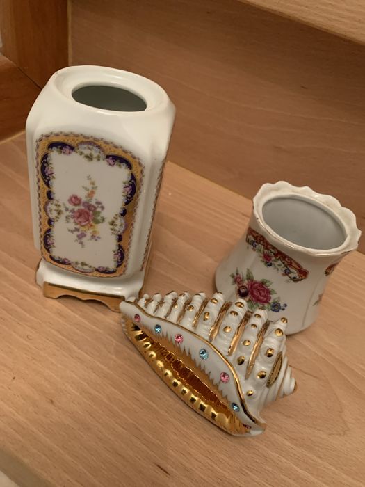 Tres pratos, jarra, copo para a escova de dentes e um buzio Limoges