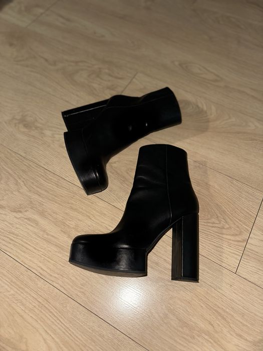 Шкіряні ботильйони Zara