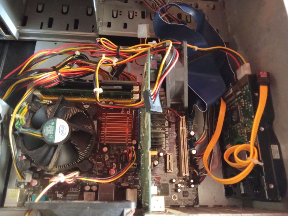 Системные блоки в рабочем состоянии