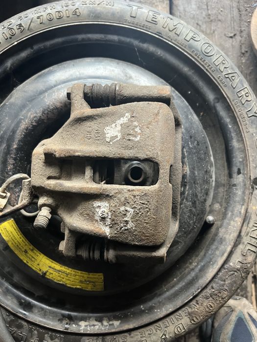 Супорт  Передній Пассат б3