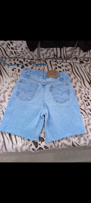 Spodenki jeansowe Levi's. Obwód pasa 66 cm.