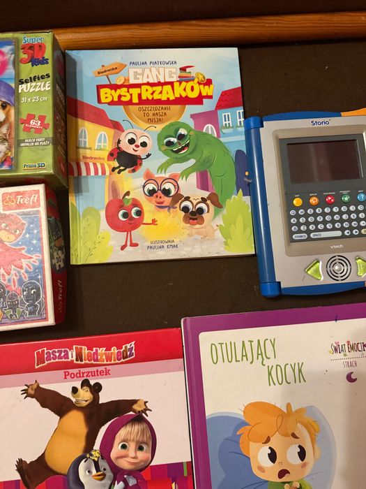 Zestaw książek i puzzli