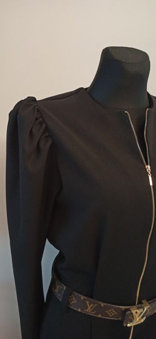 Czarny klasyczny taliowany kombinezon na suwak z bufkami 42