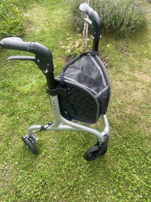 Skladana podporka dla osob starszych na 3 kolkach nowa