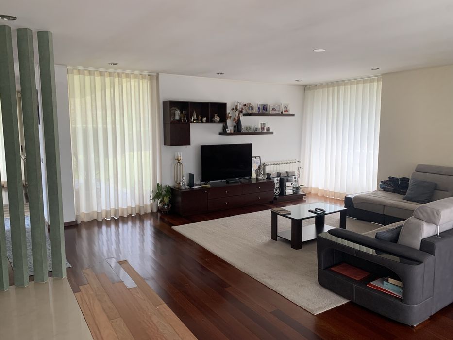 Sofa ,cadeiras , mesa 2 metro por 1 m , movel tv e mesa de centro