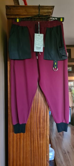 Burgundowe spodnie - telefon przejaskrawia kolor. Acqua & Limone..