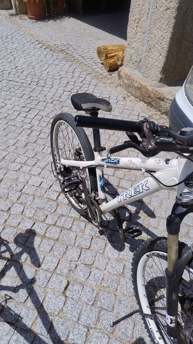 Duas bicicletas de Montanha TREK e BH