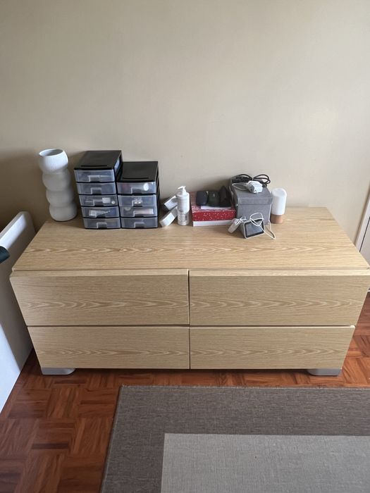 Móvel em madeira branca