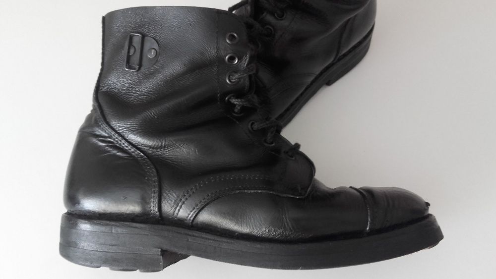 Botas da tropa em pele