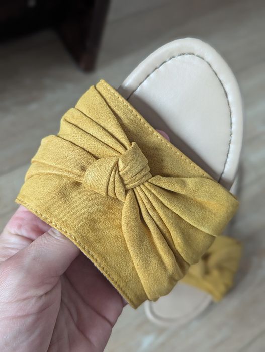 Żółte klapki ala zamsz Primark