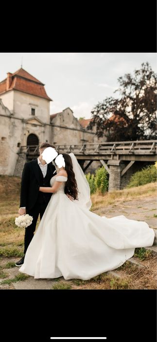 Весільна сукня зі шлейфом