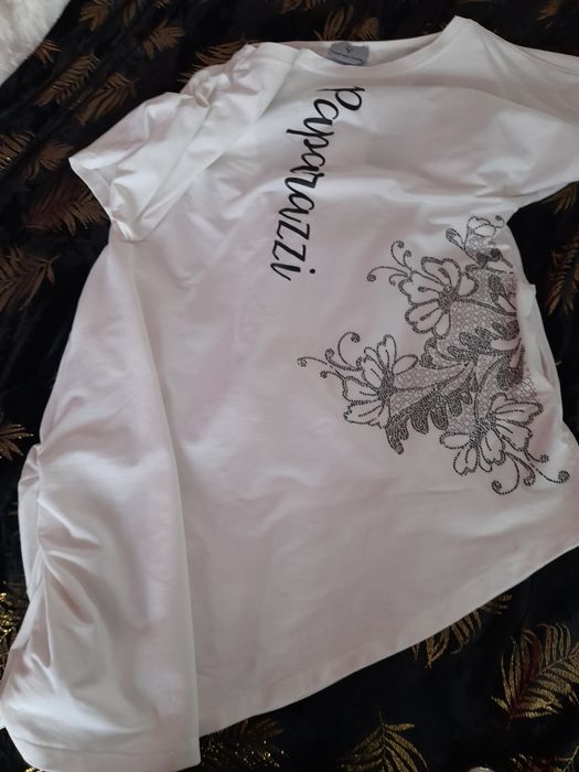 Taniej Sukienka Paparazzi z dłuższym bokiem i mega ozdobami