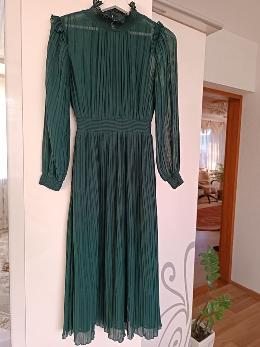 Плаття смарагдового кольору від  Zara