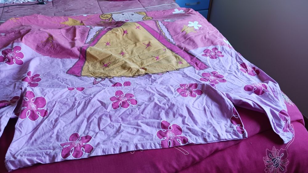 Capa de edredão e fronha para cama de solteiro. Menina