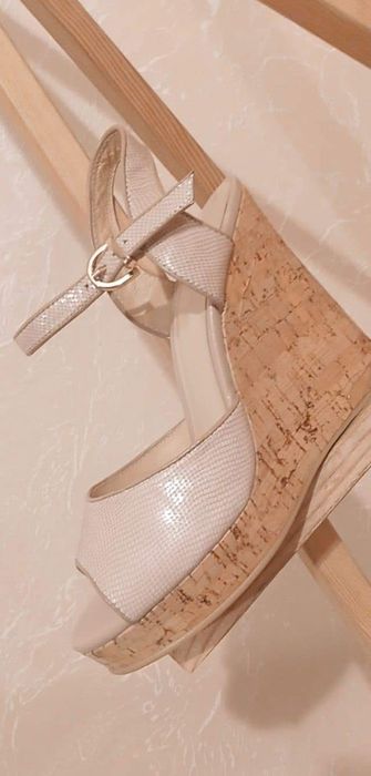 Босоніжки на платформі.