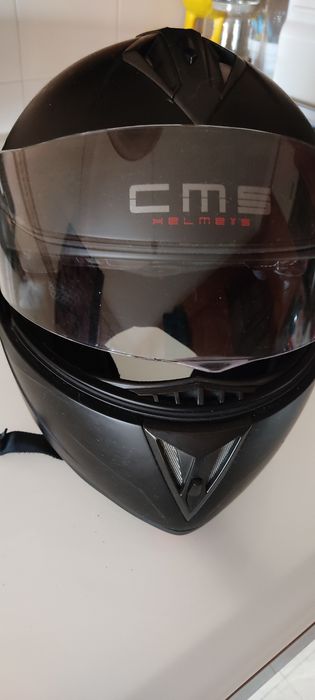 Capacete preto de mota