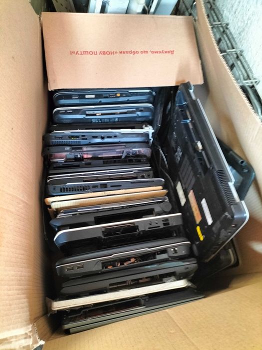 коробка корпусов ноутбуков на запчасти