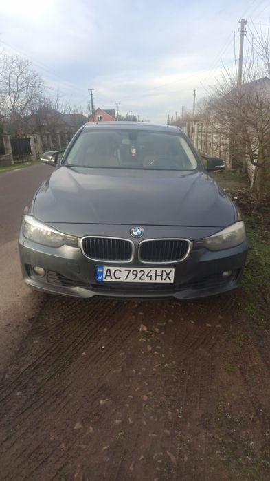 Продам BMW 328і 2015 року з ріднім пробігом 250000 км. Автомобіль був куплений з мінімальними пошкодженнями. Автомобіль готовий до перевірок. В комплекті літня гума.Торг з реальним покупцем.Поміняли номери на автомобілі.Машина зараз знаходиться в Нововолинську.