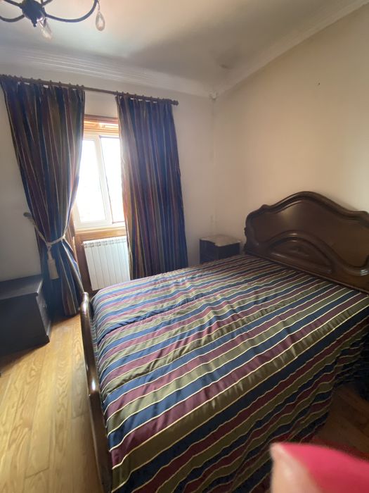 2 cortinados + colcha casal + varão madeira + 2acessorios prender