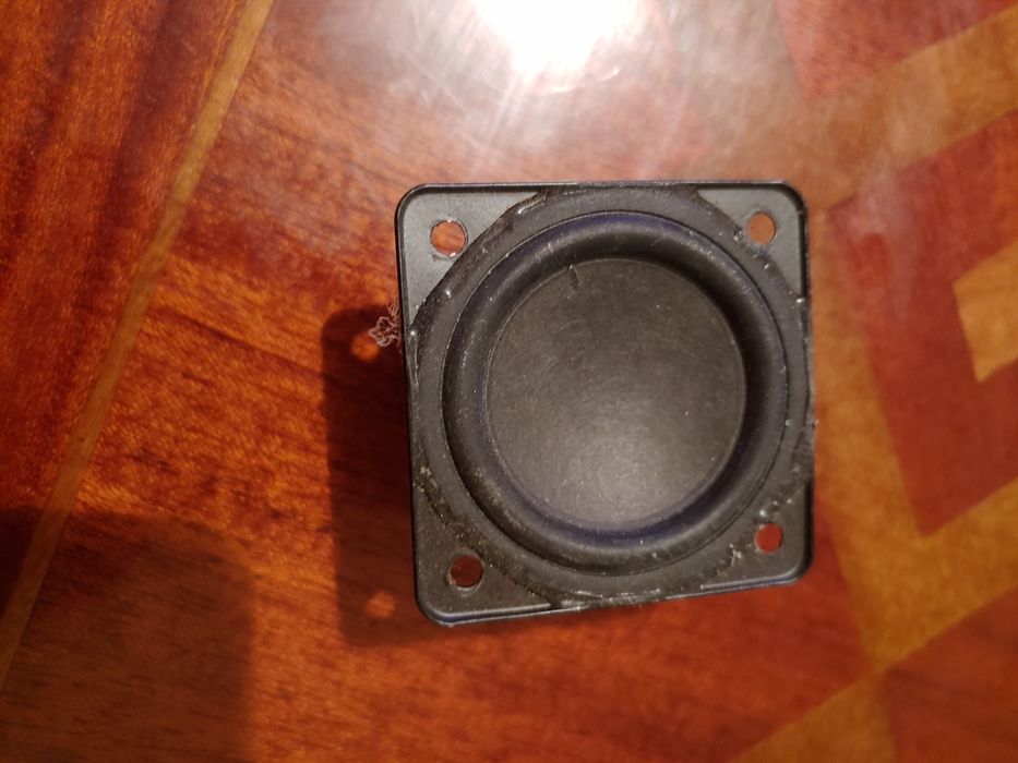 Динамики от разных колонок Є тільки ті що на фото інакших немає.