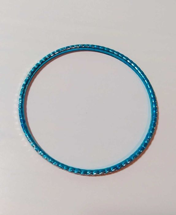 Pulseira de metal azul e prateada