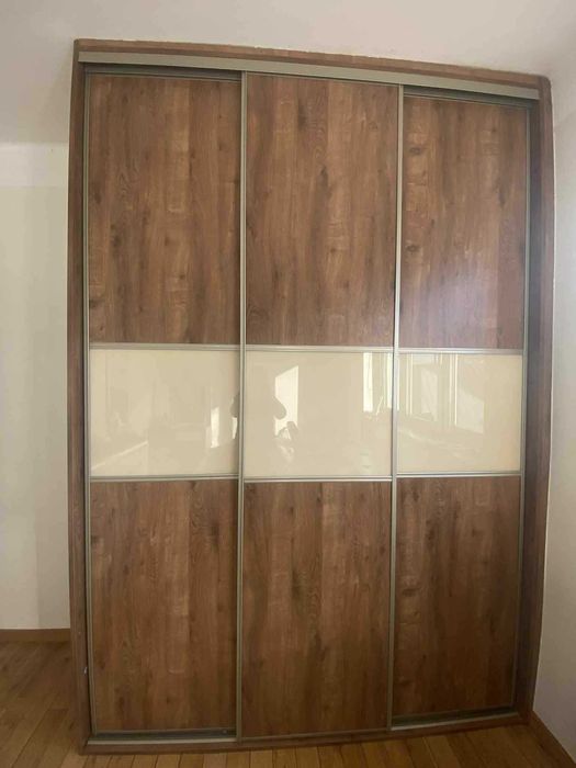 szafa (zabudowana) trzydrzwiowa