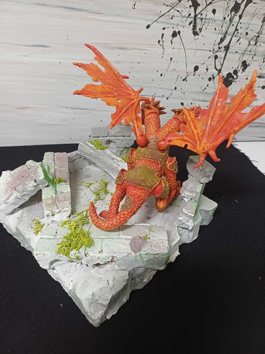 Dragão vermelho de duas cabeças com a base