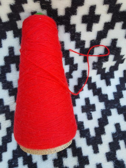 Czerwona nić do szydełkowania