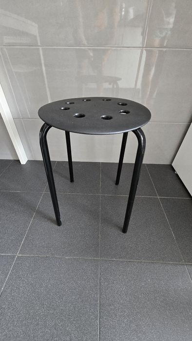 Banco preto fa IKEA