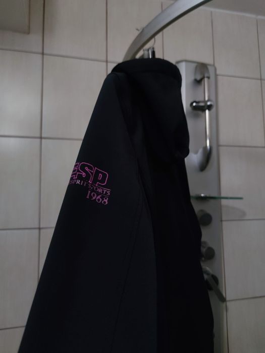 Czarna bluza L softshell z kapturem. Z przodu znajduje się zamek błysk