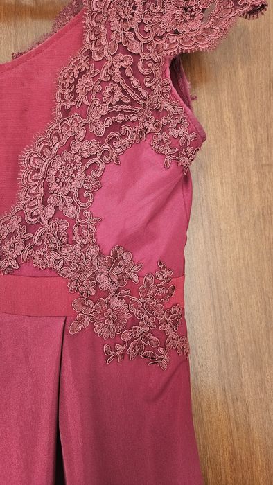 Długa sukienka z koronką