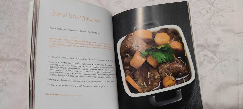 Livros (2) de culinária, receitas sempre á mão.