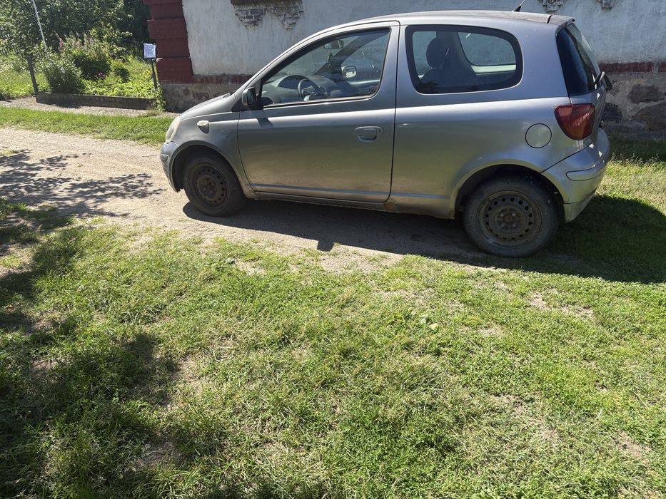 Toyota yaris  1100zl
