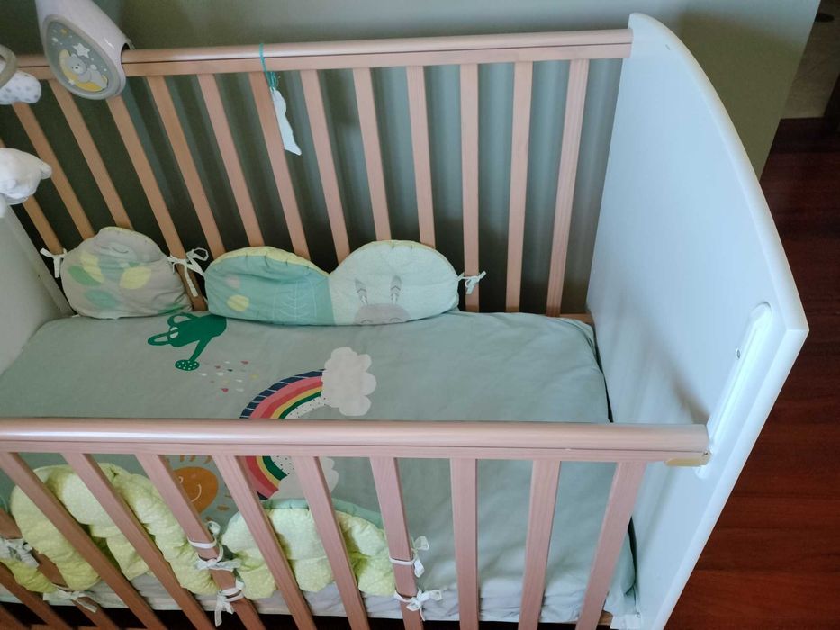 Berço bebé com oferta de proteção lateral almofadada e de Móbile da marca Chicco