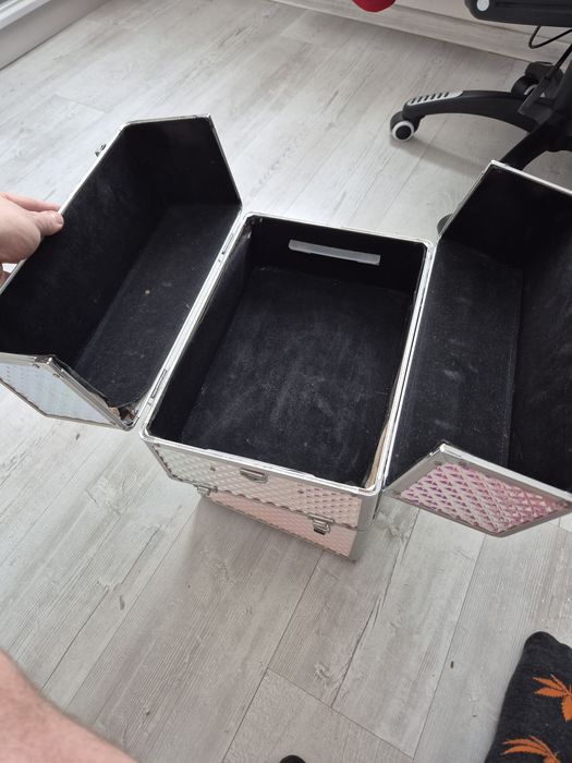 Sprzedam walizke kosmetyczną