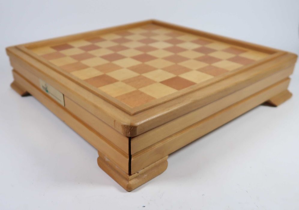 Tabuleiro em madeira com jogos