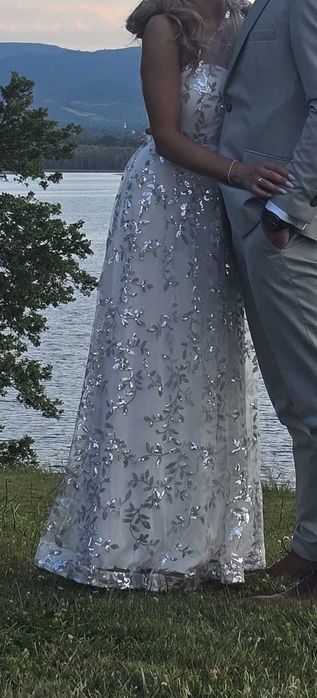 Suknia na 1 ramię z kwiatem