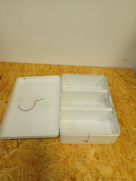 Apteczka ścienna metalowa BHP