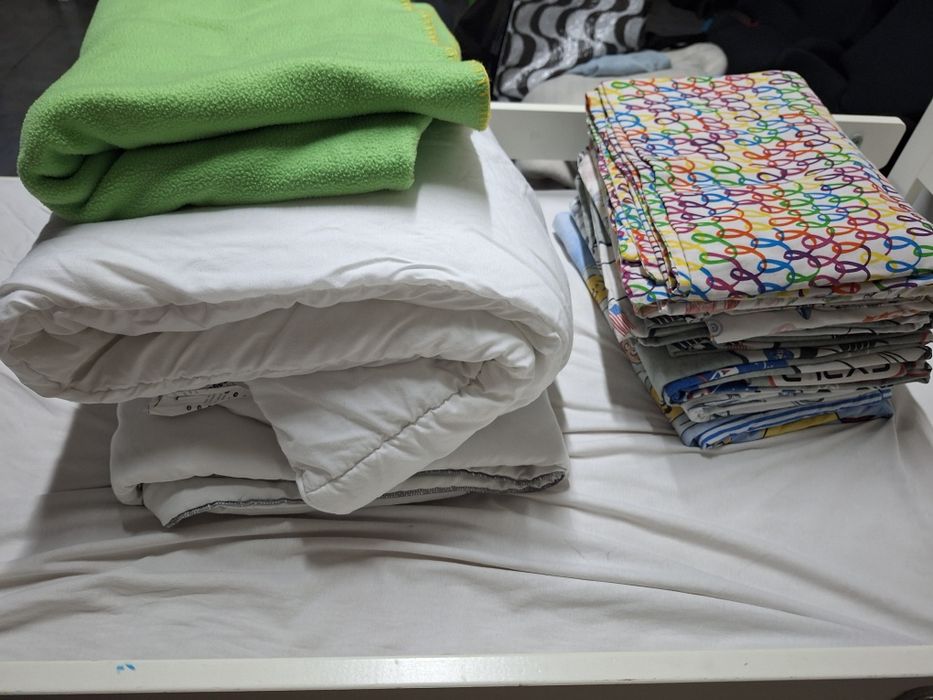 Cama colchão+ edredons + 6 conjuntos + estrado  Ikea KRITTER