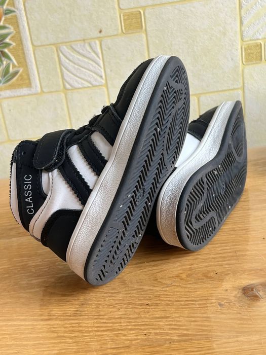 Кросівки та Хайтопи