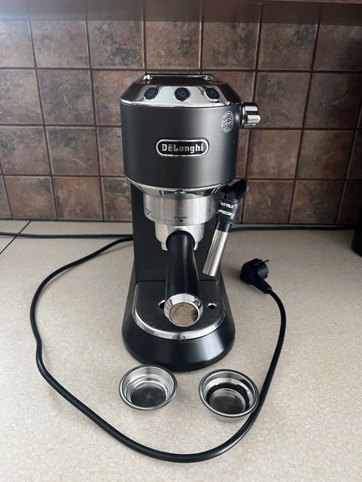 Ekspres kolbowy DeLonghi Dedica Style EC685.BK