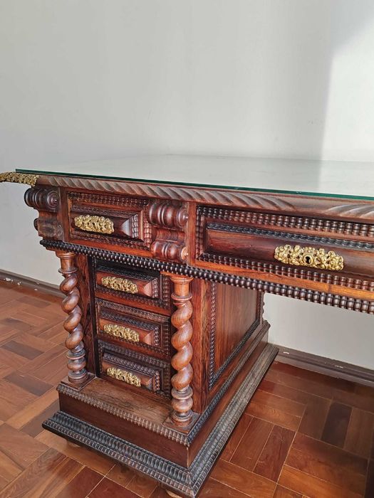 Secretária muito bem tratada em Pau Santo - Tampo 75cm x 140cm