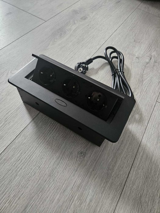 Gniazdo meblowe 3×230 V / Steckdose, czarne, z przewodem i wtyczką